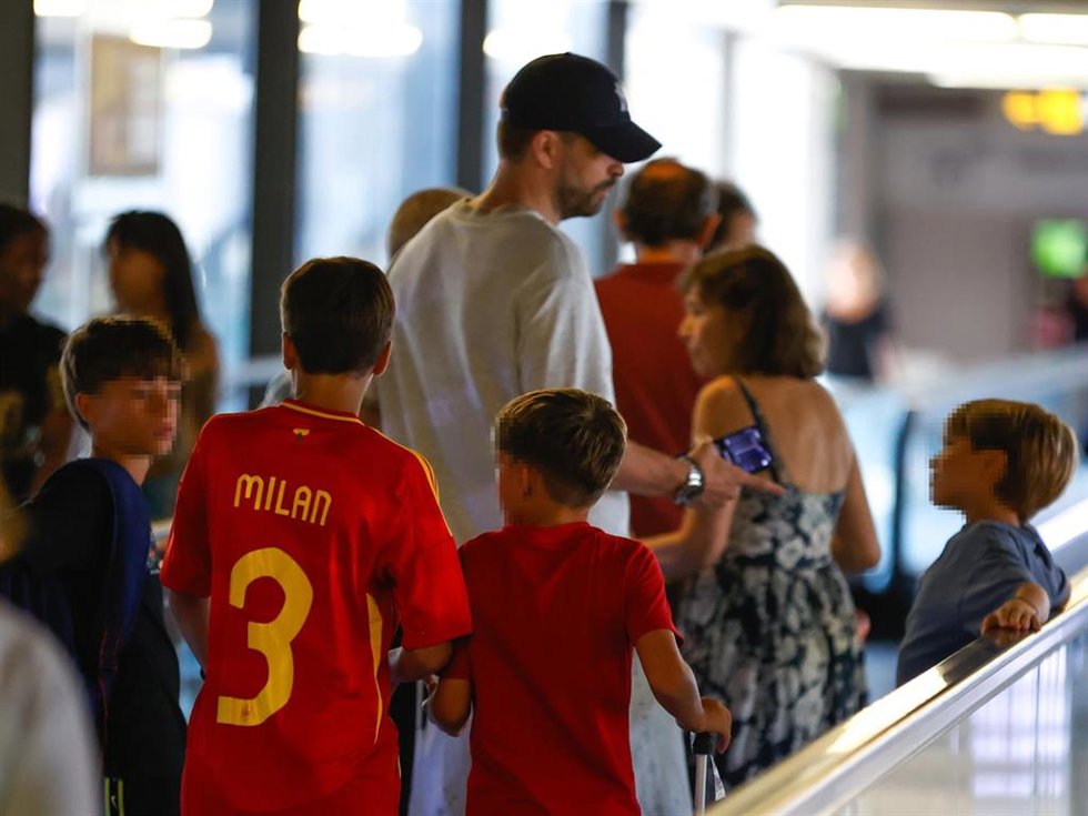 Gerard Piqué muestra su faceta paternal junto a Sasha, Milan y dos amigos de ellos