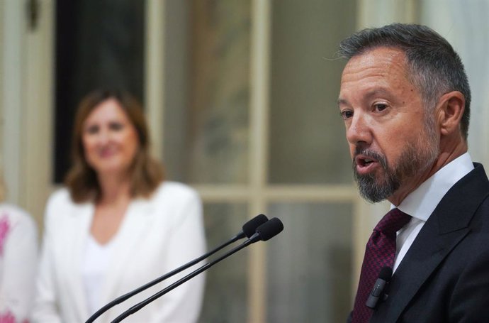 Archivo - Arxiu - El portaveu de Vox a l'Ajuntament de Valncia i nou segon tinent d'alcalde a la ciutat, Juanma Badenas, junt amb l'alcaldessa, María José Catalá. (arxiu)