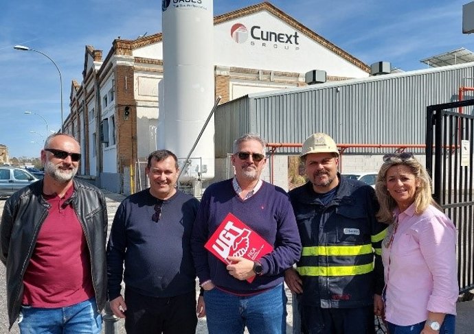 Téllez (centro), junto a miembros del comité de empresa de Cunext Cooper en Córdoba.