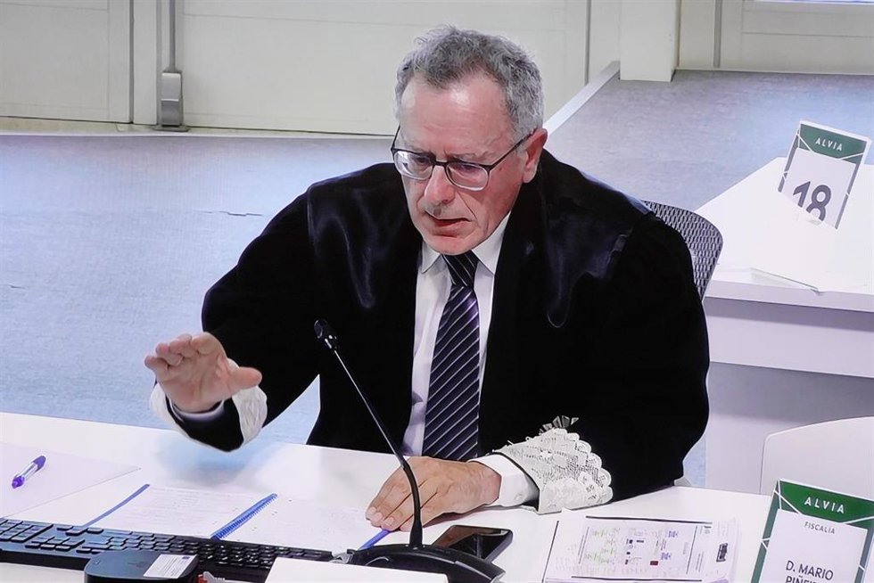 Archivo - El fiscal Mariano Piñeiro Vázquez interviene durante una nueva sesión del juicio del Alvia, desde una pantalla de televisión de la sala de prensa del juicio, a 21 de junio de 2023, en Santiago de Compostela, A Coruña, Galicia (España). Tras un