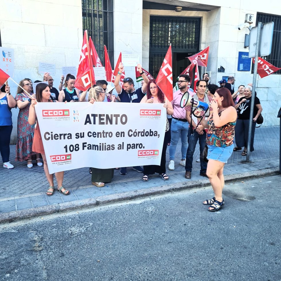 Concentración de las trabajadoras de Atento en Córdoba, ante la sede de la empresa.