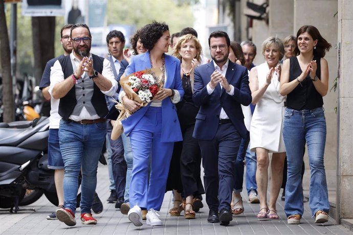 (I-D) El secretario segundo del Parlament, Juli Fernàndez; la secretaria general de ERC, Marta Rovira; el presidente de la Generalitat en funciones, Pere Aragonès y la portavoz de ERC en el Parlament, Marta Vilalta, a su llegada a la ejecutiva de ERC, en 