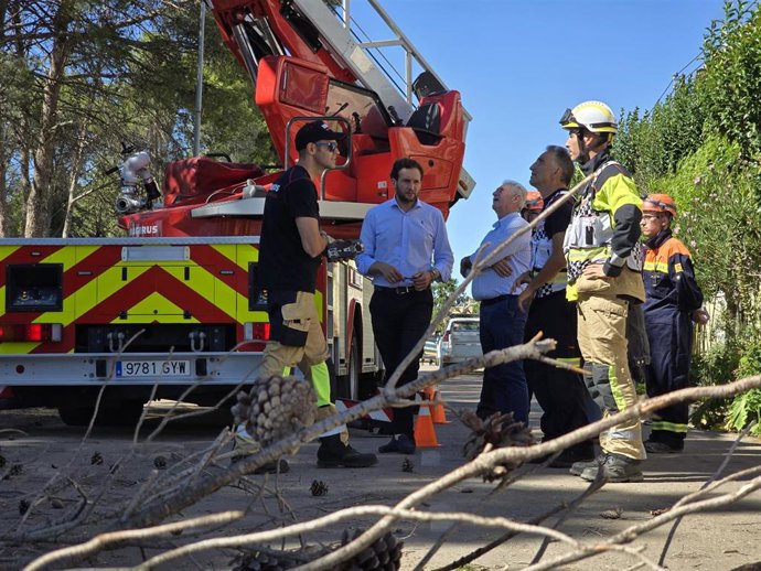 El presidente de la Diputación de Huesca, Isaac Claver, visita El Temple tras la tormenta de este jueves.