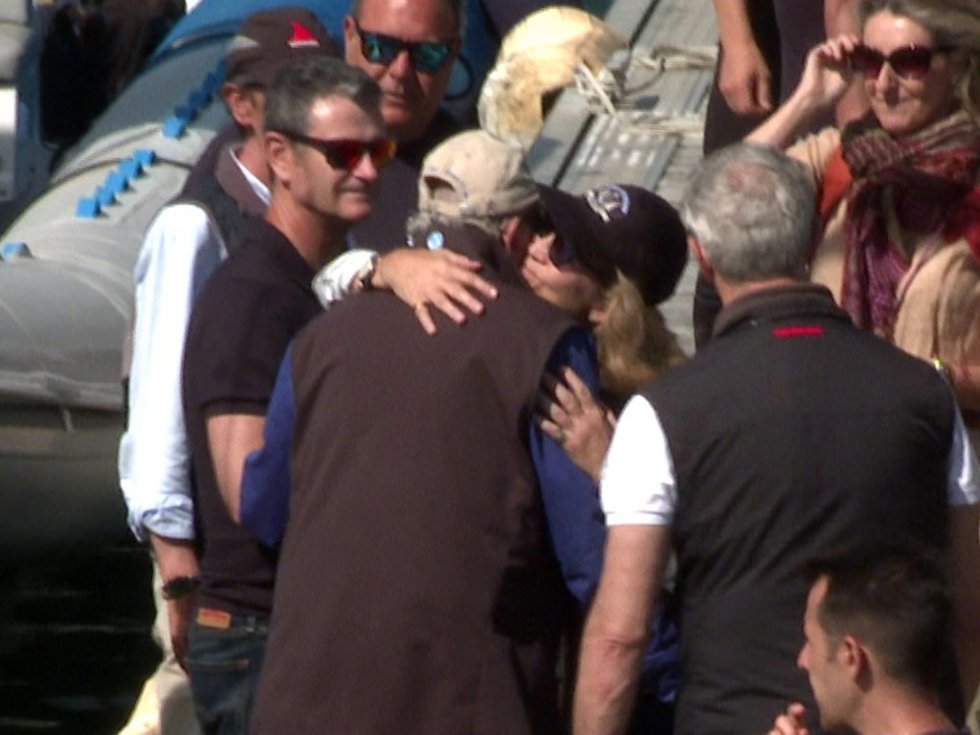 La Infanta Elena abraza a su padre, el Rey Juan Carlos, en Sanxenxo
