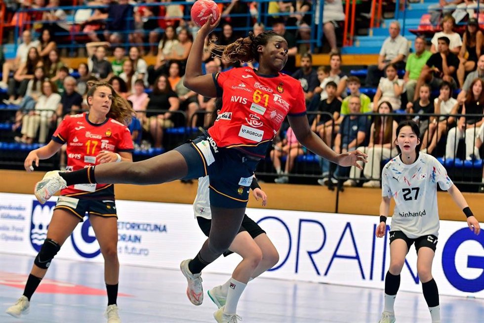 LysaTchaptchet, durante un partido con la selección española de balonmano.