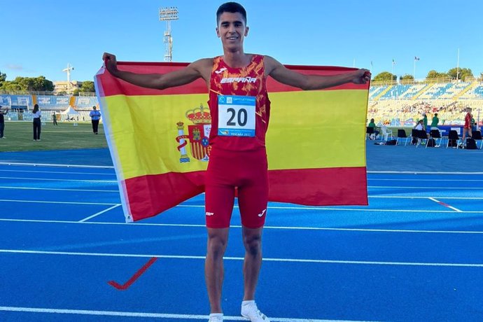 El atleta español Mohamed Attaoui celebra una victoria.