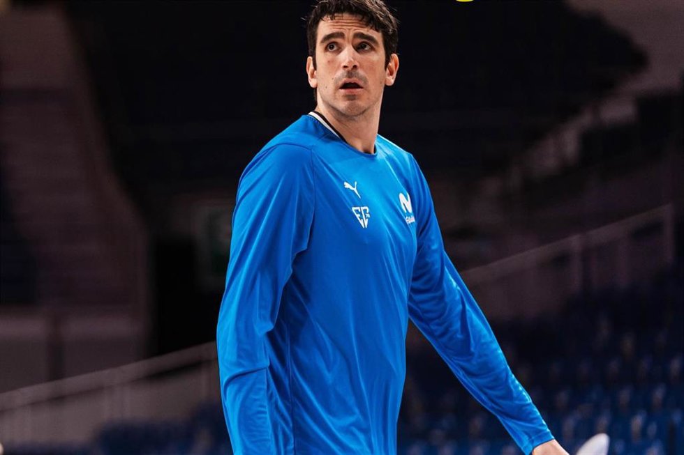Carlos Suárez, durante un calentamiento con el Movistar Estudiantes.