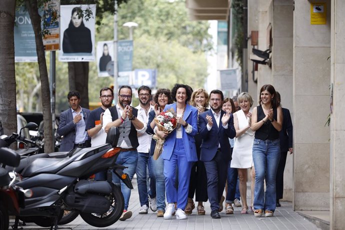 (I-D) El secretario segundo del Parlament, Juli Fernàndez; la secretaria general de ERC, Marta Rovira; el presidente de la Generalitat en funciones, Pere Aragonès y la portavoz de ERC en el Parlament, Marta Vilalta, a su llegada a la ejecutiva de ERC, en 