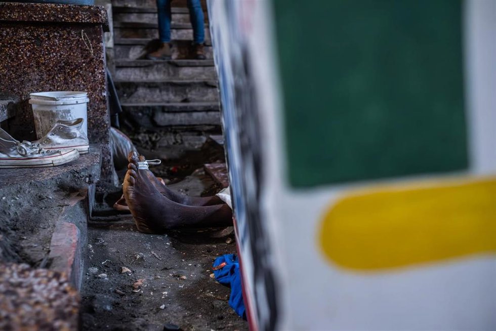 El cuerpo de un hombre que murió de tuberculosis en un campo de refugiados de Puerto Príncipe es trasladado a la morgue por los servicios forenses.
