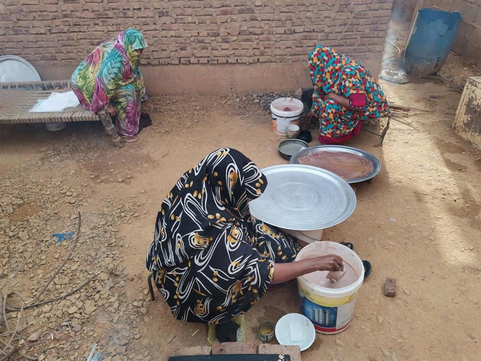 Un grupo de mujeres desplazadas cocinan en la localidad de Omdurman, Sudán.   