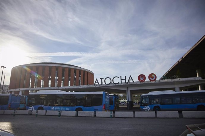 Archivo - Varios autobuses en junto a la estación de Atocha-Almudena Grandes, a 1 de septiembre de 2023, en Madrid (España).