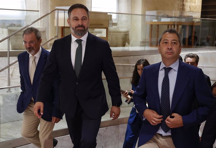 Archivo - (I-D) El líder de VOX en Valencia, Carlos Flores; el presidente de VOX, Santiago Abascal y el ex torero y nuevo vicepresidente de la Generalitat Valenciana, Vicente Barrera, a su llegada a la constitución de la XI Legislatura de Les Corts de Val