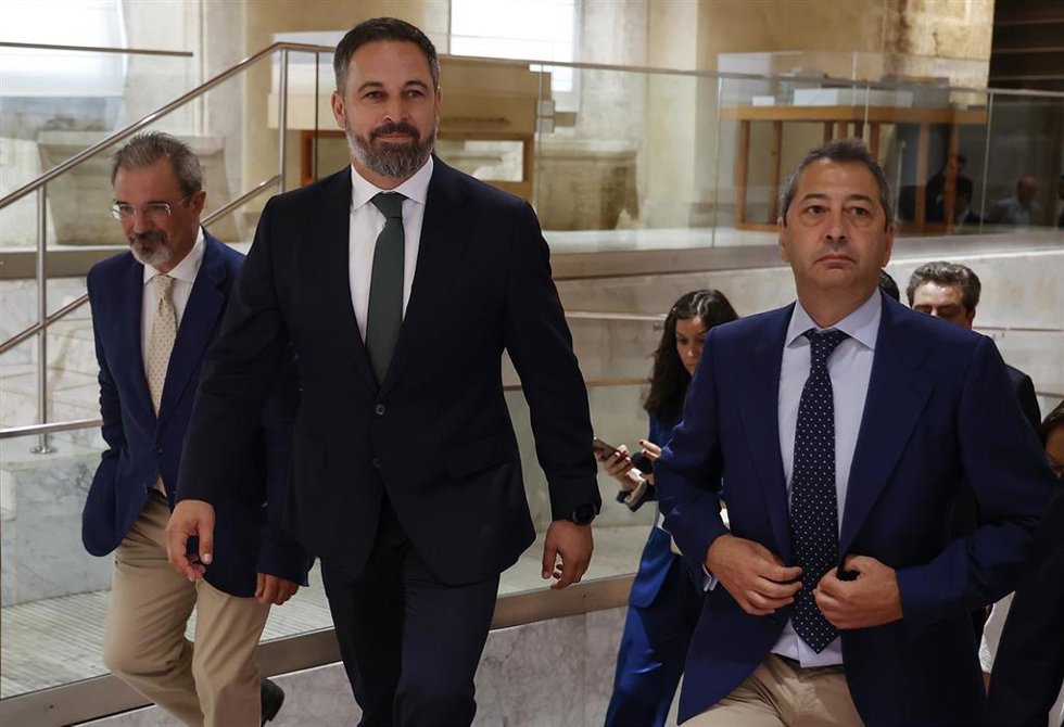 Archivo - (I-D) El líder de VOX en Valencia, Carlos Flores; el presidente de VOX, Santiago Abascal y el ex torero y nuevo vicepresidente de la Generalitat Valenciana, Vicente Barrera, a su llegada a la constitución de la XI Legislatura de Les Corts de V