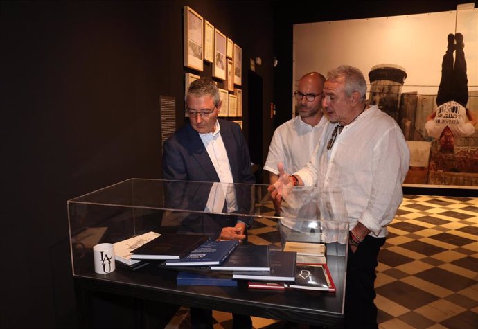 El presidente de la Diputación de Málaga, Francisco Salado, visita la muestra '^misericordia' en La Térmica.