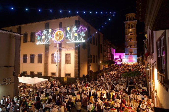 Más de 10.000 personas participan en el Baile de Magos de San Benito