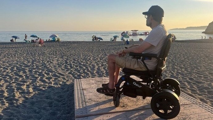 Marcelino es un vecino de Salobreña con esclerosis múltiple que pide una playa accesible.