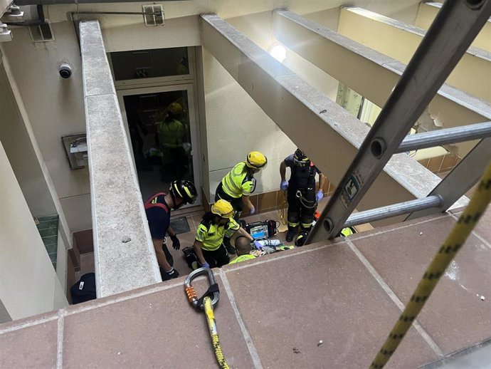 Imagen del rescate al varón caído accidentalmente en la calle Atocha de la capital.