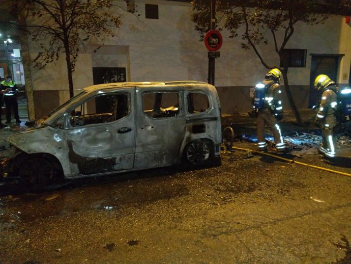 Vehículo calcinado en un incendio.