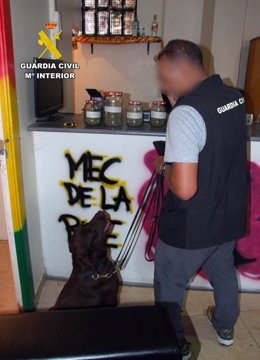 Un agente de la Guardia Civil en el local donde se distribuía droga