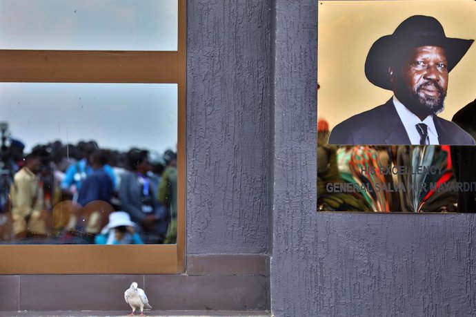 Archivo - JUBA, Oct. 31, 2018  Photo taken on Oct. 31, 2018 shows a portrait of South Sudanese President Salva Kiir and a dove during peace celebrations in Juba, capital of South Sudan. South Sudanese on Wednesday celebrated the signing of a power-sharing