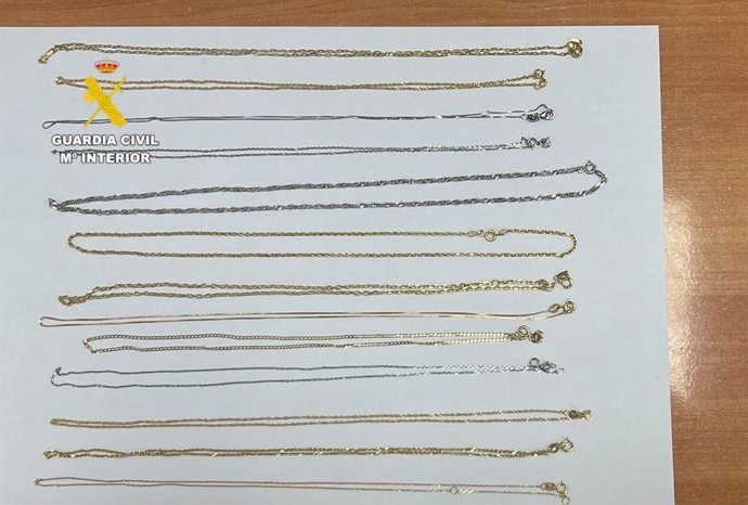 Cadenas de oro sustraídas en una joyería de Lanzarote y que lograron ser recuperadas por la Guardia Civil. Dos personas han sido detenidas