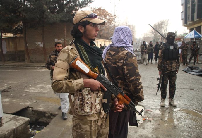 Archivo - (211223) -- KABUL, Dec. 23, 2021 (Xinhua) -- Afghan Taliban members stand guard on the site where an assailant was shot dead in Kabul, Afghanistan, on Dec. 23, 2021. One assailant was shot dead by security personnel outside a government office b