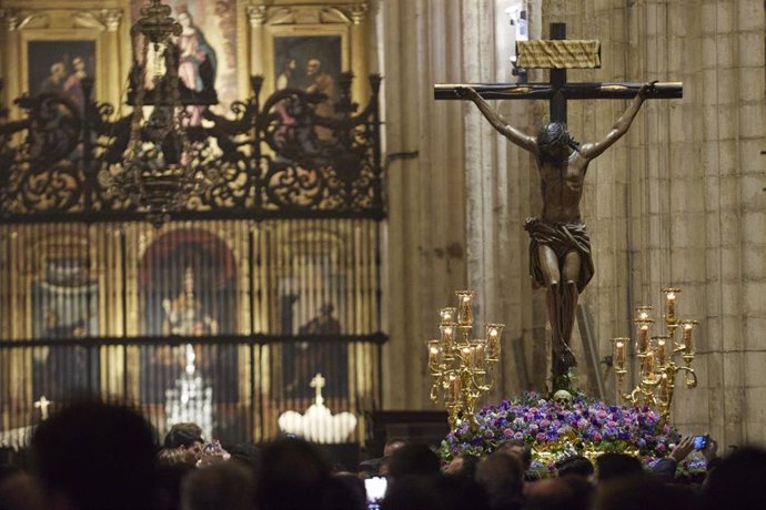 Archivo - El Cristo de las Almas, de la Hermandad de los Javieres, procesiona por las calles de Sevilla en el primer lunes de Cuaresma, a 27 de febrero de 2023 en Sevilla, (Andalucía, España), imagen de archivo. 