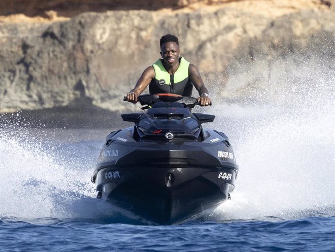 Vinicius Junior se divierte con una moto de agua, a 10 de julio de 2024, en Ibiza (Islas Baleares, España)