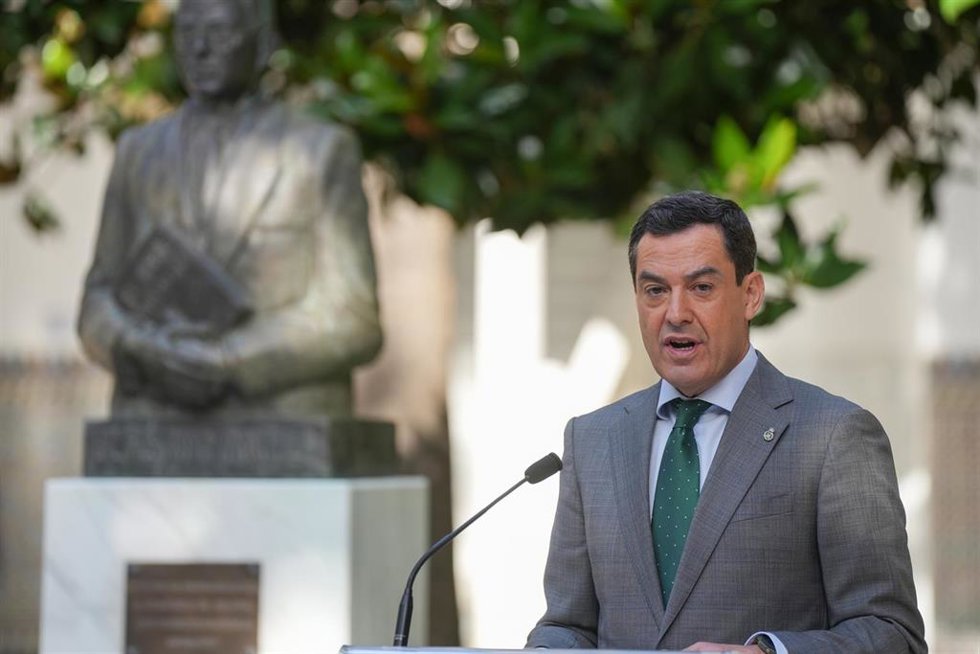 El presidente de la Junta de Andalucía, Juanma Moreno, durante su intervención en el acto conmemorativo del 139 aniversario del nacimiento de Blas Infante. (Foto de archivo).