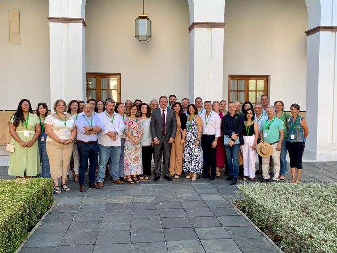 El secretario general del PSOE-A, Juan Espadas, y parlamentarios de su formación abordan con alcaldes sevillanos la "grave situación sanitaria" del Aljarafe. (Foto de archivo).