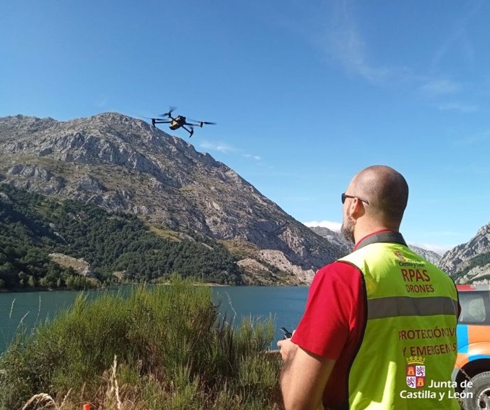 Un equipo de drones participa en el dispositivo de búsqueda del varón británico desaparecido en Las Salas (León).