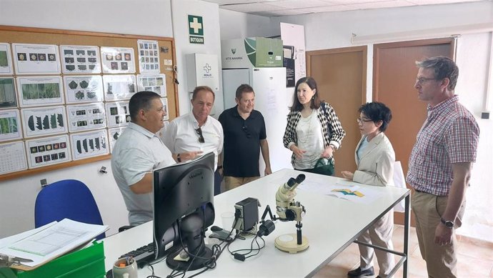 El director del IMIDA, Andrés Martínez (2i), junto a representantes gubernamentales de Japón y del Ministerio de Agricultura de España, en la visita a los laboratorios del Centro de Ensayos