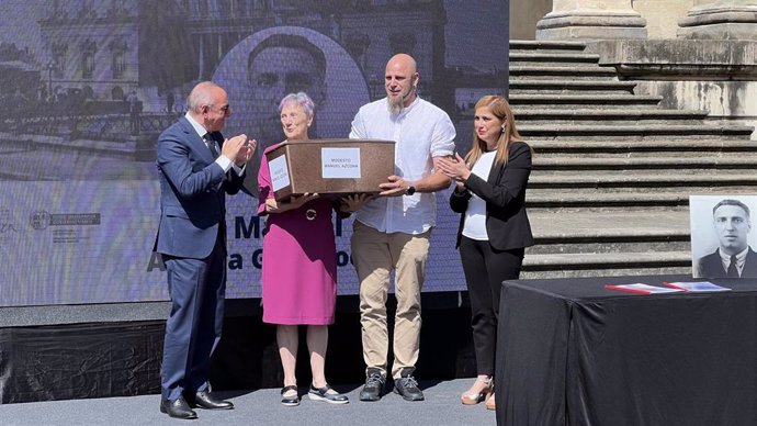 Ramiro González y María Jesús San José entregan a la familia los restos de Manuel Azcona