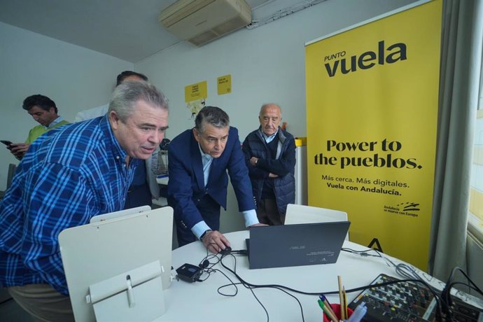 El consejero de la Presidencia, Interior, Diálogo Social y Simplificación Administrativa, Antonio Sanz, visita un Punto Vuela. (Foto de archivo).