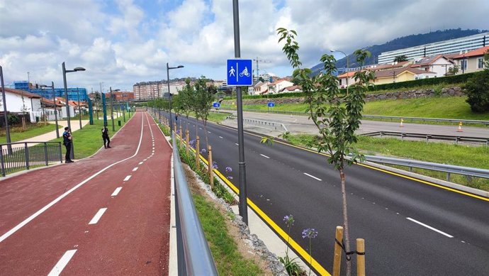 Antigua entrada de la A-66 en Oviedo. Bulevar de Santullano. Pasarela atirantada que une los barrios de Ventanielles y Teatinos, con el parque lineal que une el Palacio de los Deportes con el CP. Maestro Jaime Borrás.