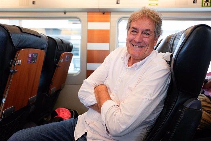 Fernando Arcega posa durante el homenaje de Renfe a los subcampeones olímpicos de baloncesto de 1984