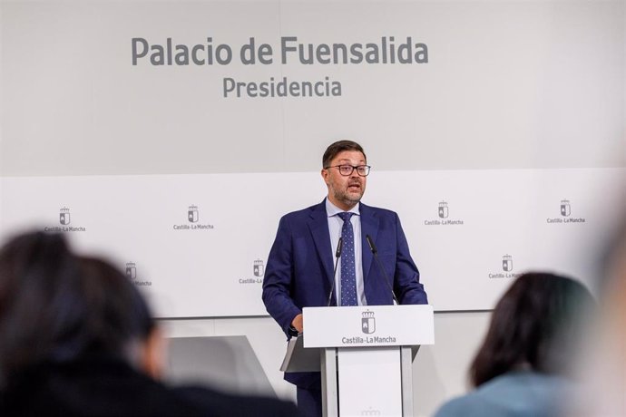 Archivo - El consejero de Educación, Cultura y Deportes, Amador Pastor, en rueda de prensa.