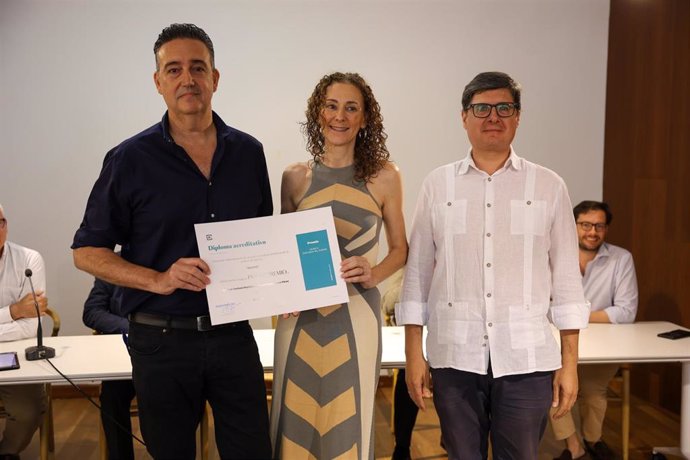 Raquel Barrionuevo y Enrique Caetano ganan el I Concurso Internacional de Escultura urbana cerámica 'Ariane'.