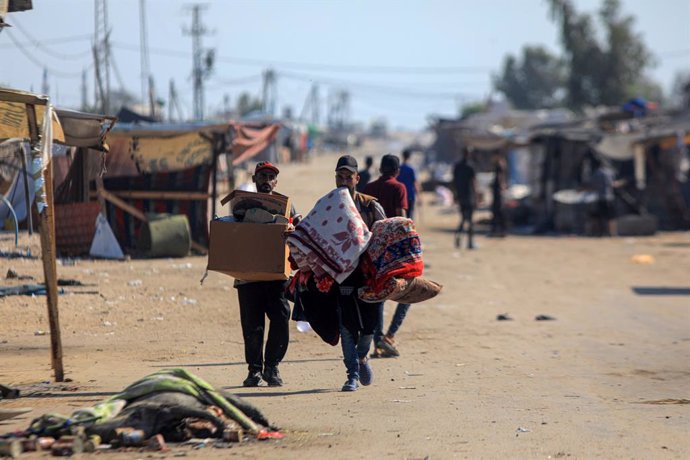 GAZA, June 28, 2024  -- Displaced Palestinians flee from the Al-Mawasi area on the northwestern outskirts of Rafah in the southern Gaza Strip, on June 28, 2024. At least 11 Palestinians were killed on Friday by an Israeli attack on tents housing displaced