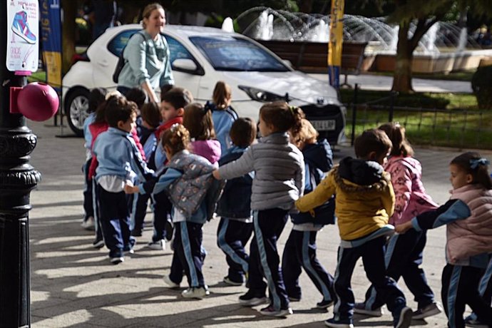 Alumnado infantil en una actividad de ocio educativo.