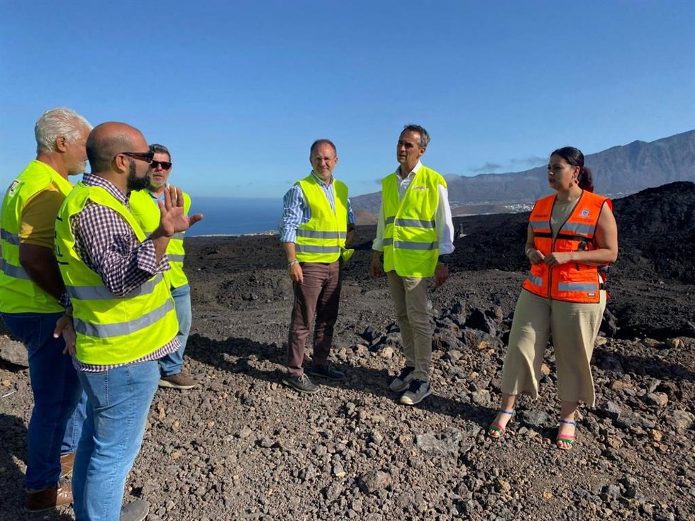 El presidente del Cabildo de La Palma, Sergio Rodríguez, visita las obras de recuperación de la carretera de Todoque, sepultada por la lava durante la erupción del volcán de Tajogaite
