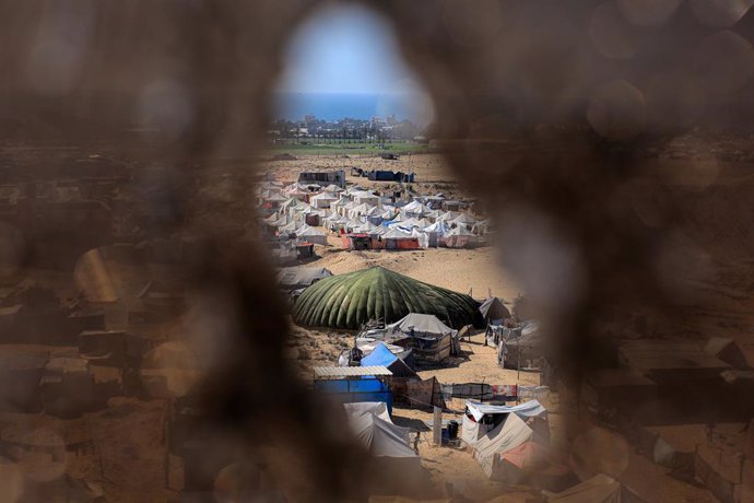 Archivo - GAZA, June 10, 2024  -- Photo taken on June 10, 2024 shows tents for displaced Palestinians at al-Mawasi area in the southern Gaza Strip city of Khan Younis. On May 7, the Israeli military expanded its operations in Rafah, directing over 1.5 mil