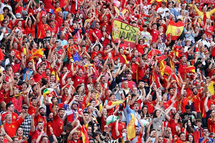 15 June 2024, Berlin: Spain Fans celebrate after the UEFA Euro 2024 group B soccer match between Spain and Croatia at the Olympiastadion. Photo: Andreas Gora/dpa