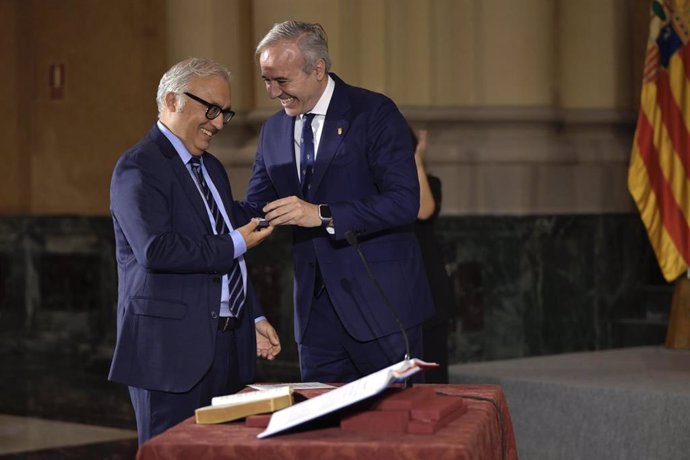 El presidente de Aragón, Jorge Azcón (d), y el nuevo consejero de Agricultura, Ganadería y Alimentación, Javier Rincón (i), durante el acto de toma de posesión del nuevo Gobierno de Aragón, en el Edificio Pignatelli.