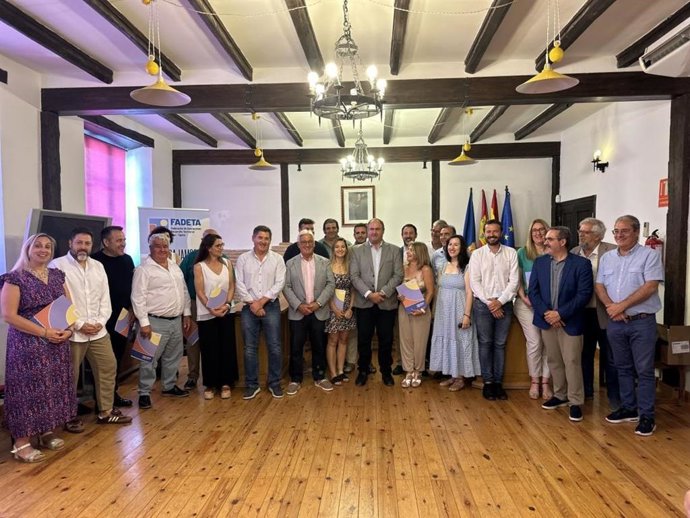 Foto de familia de la firma de los contratos en Cifuentes.