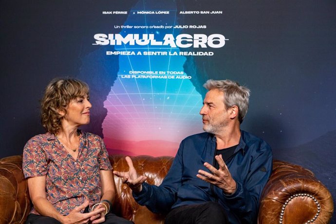 Mónica López y Alberto San Juan durante la presentación del podcast ‘Simulacro’, coproducido por la Consejería de Turismo y Empleo del Gobierno de Canarias a través de Turismo de Islas Canarias