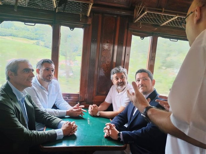 El consejero de Fomento, Alejandro Calvo, en el viaje del tren histórico entre Gijón y Busdongo.