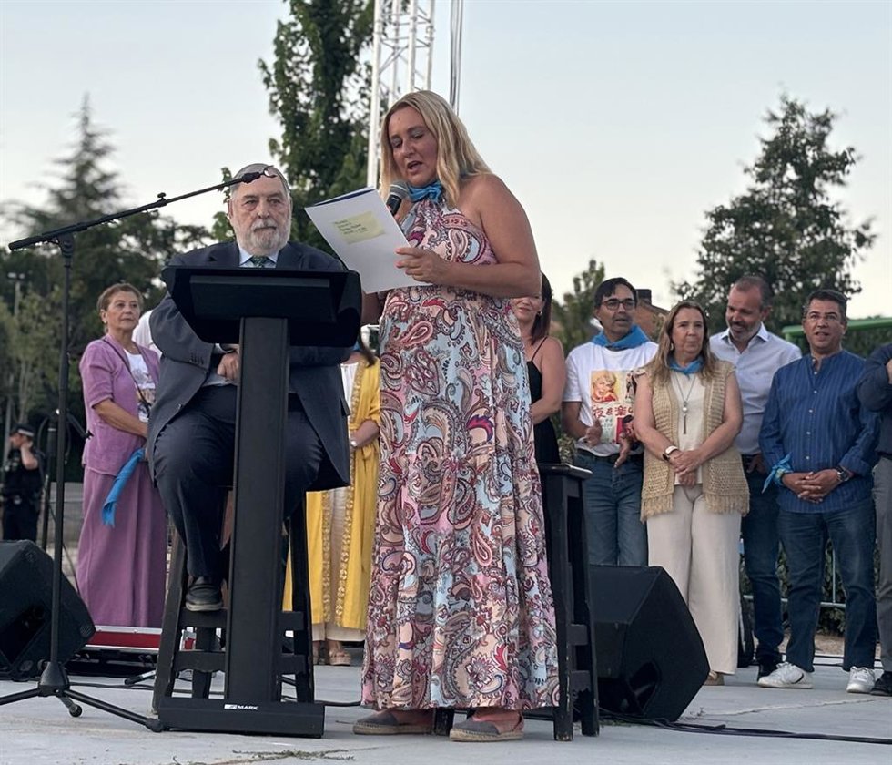 La alcaldesa de Torrelodones, Almudena Negro, anuncia su intención de que la Caja de la Cultura lleve el nombre de Van Halen durante el pregón ofrecido por el poeta.