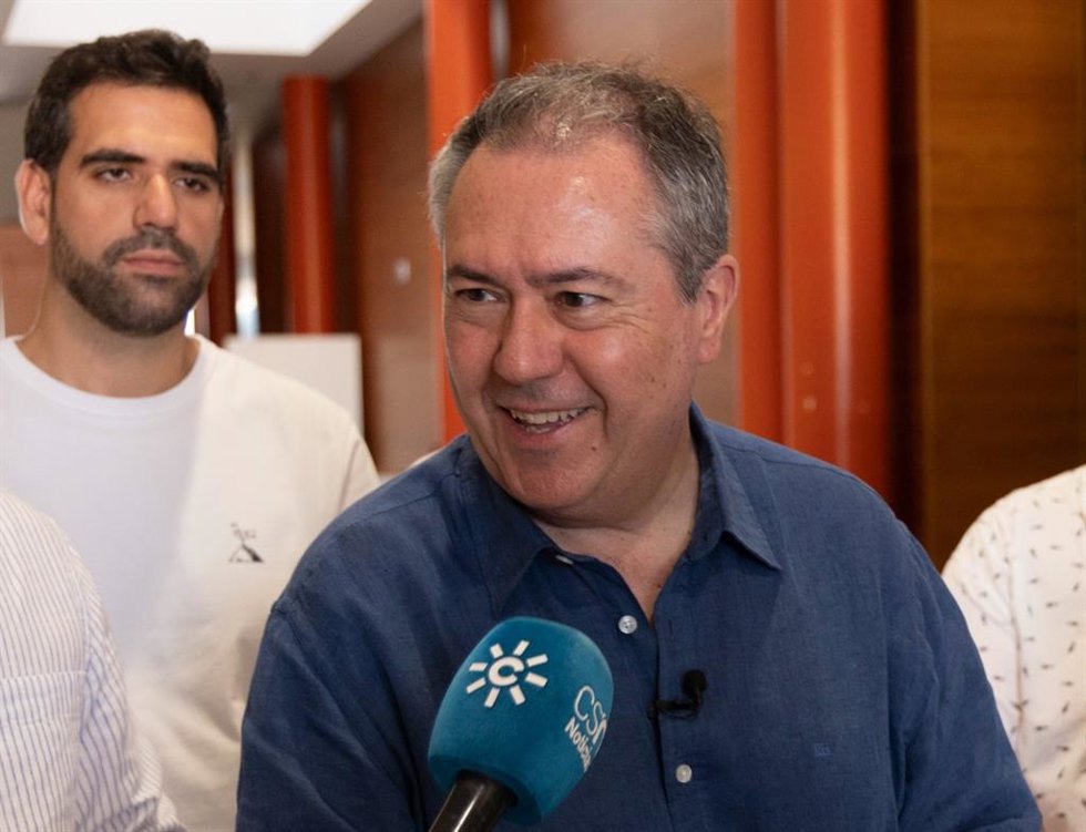 El secretario general del PSOE-A, Juan Espadas, atiende a los medios en Dos Hermanas (Sevilla).