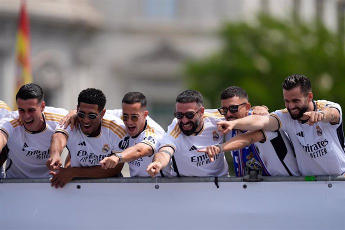 Archivo - Kepa Arrizabalaga, Jude Bellingham, Lucas Vazquez, Daniel Carvajal, Dani Ceballos and Nacho Fernandez during the celebration of Real Madrid at Plaza de Cibeles for their 36th Championship Title of the Spanish League, LaLiga EA Sports, on May 12,